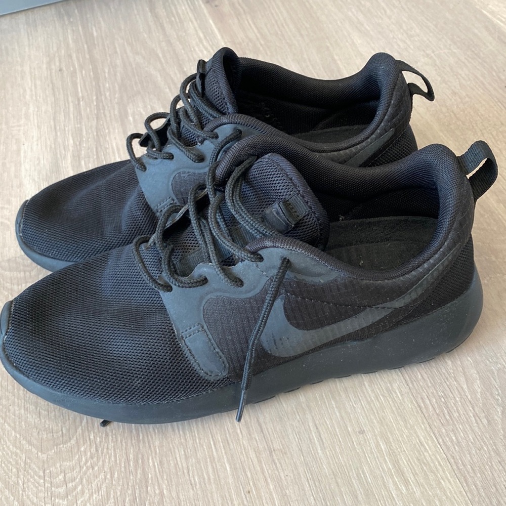 Women’s all black RosheRun Nike shoes